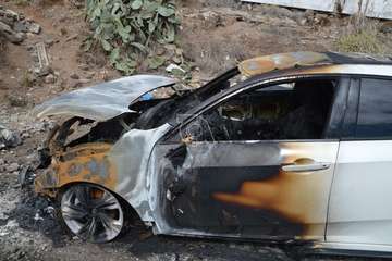 Imágenes de algunos de los vehículos afectados por los incendios en el parquin de Arnao y solar de Punto Fielato/TA.